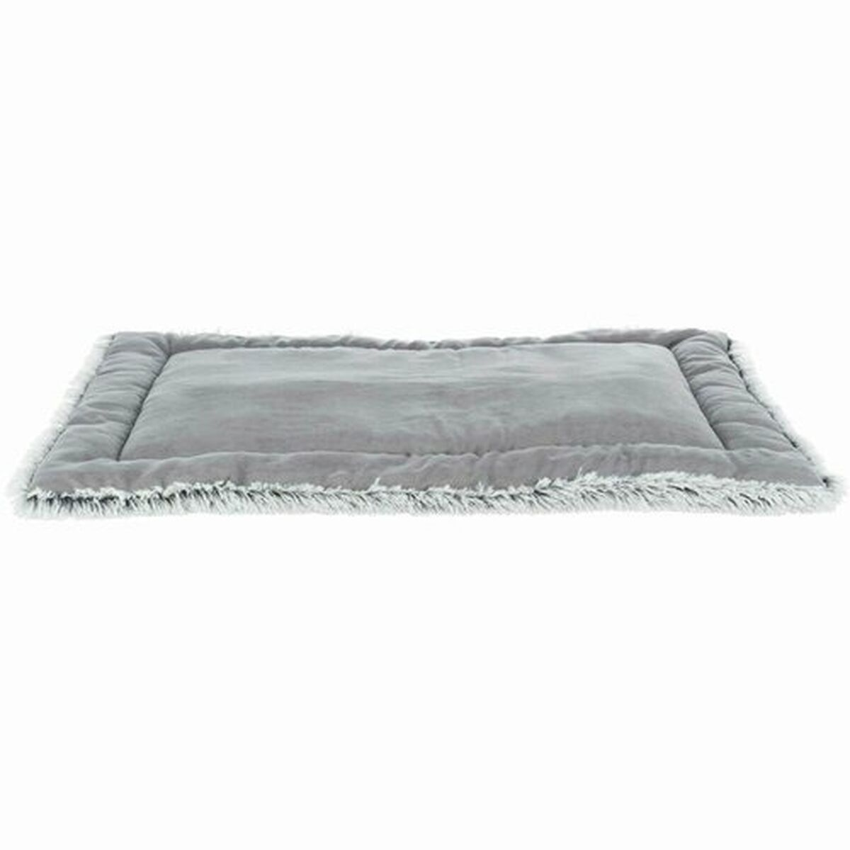Una cama gris para mascotas con bordes esponjosos, sobre una superficie blanca.