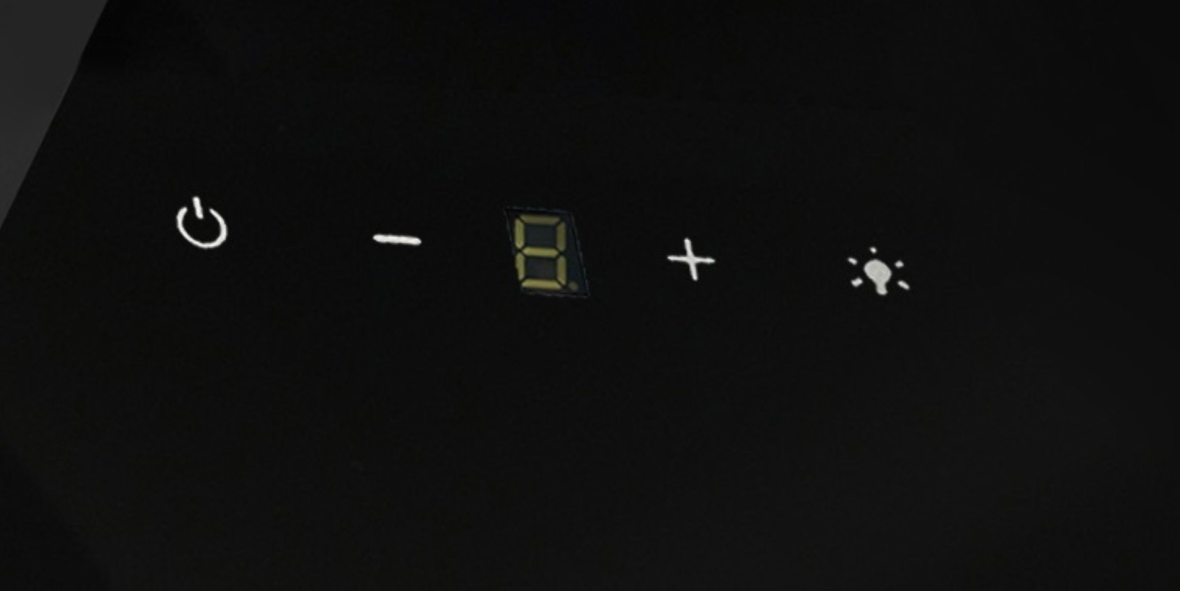 Eine schwarze Tafel mit Strom-, Minus-, Zahl 8-, Plus- und Lichtsymbolen, alle weiß.