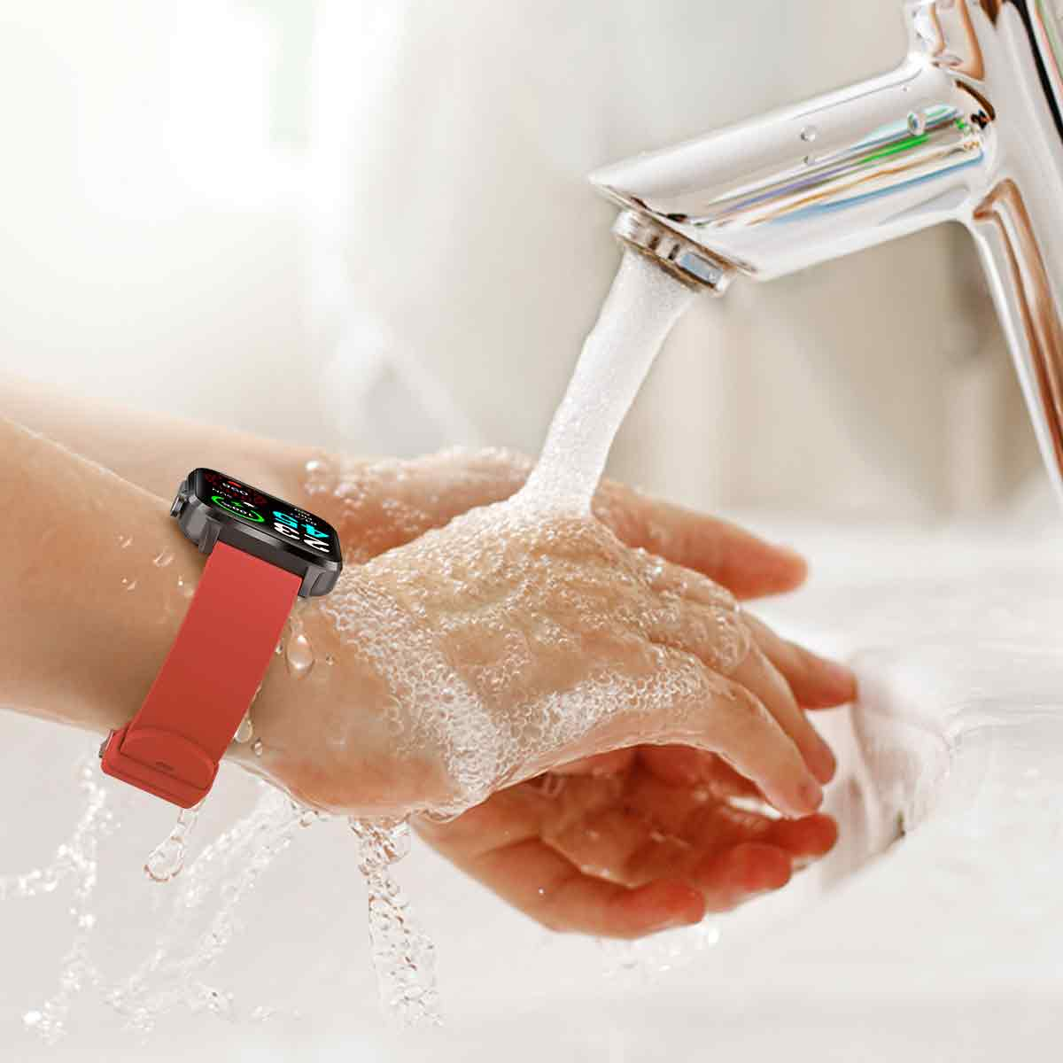 Hände waschen mit Wasser, eine Smartwatch mit rotem Armband am linken Handgelenk. Die Uhr zeigt einen bunten Bildschirm.