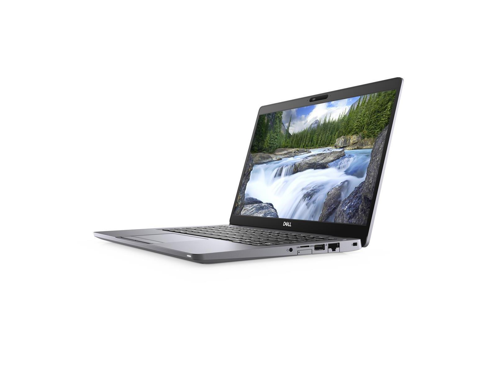 Silberner Laptop, der eine Wasserfallszene zeigt. Geöffnet auf weißem Hintergrund.