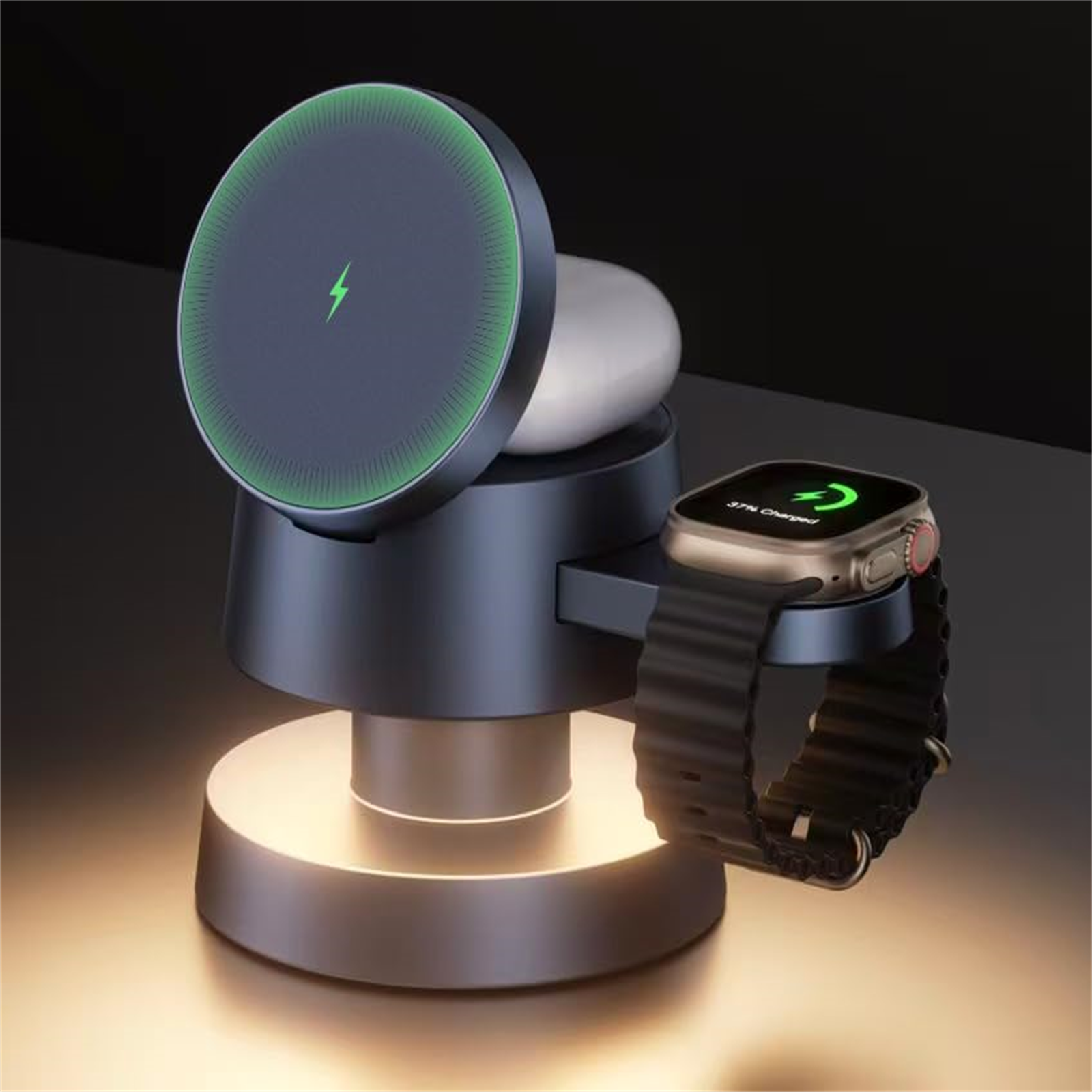 Ladestation mit Smartwatch, kabellosen Ohrhörern und grünem Licht. Dunkler Hintergrund.
