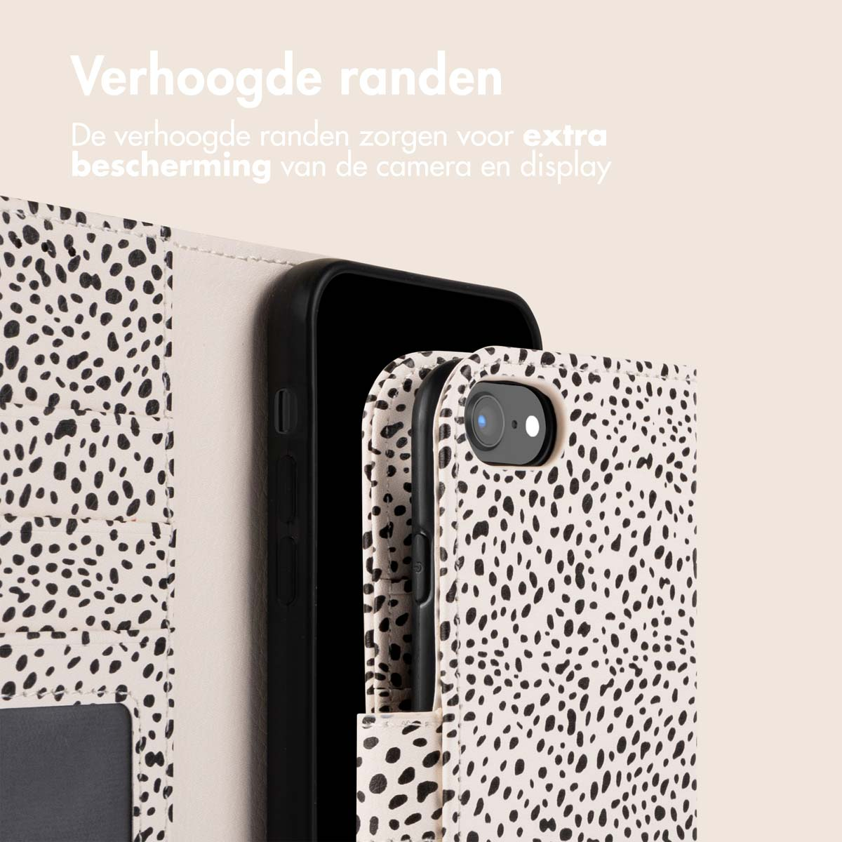 Een telefoonhoesje met een zwart-wit stippenontwerp is open. De telefoon zit in de hoes.