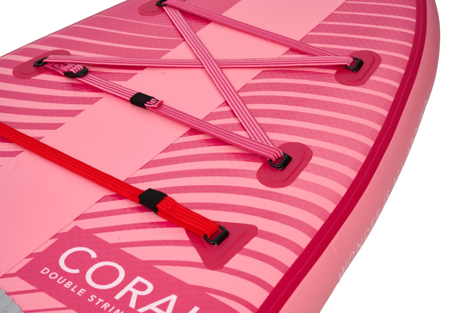 Nahaufnahme eines rosa-weißen Paddleboards mit rotem Riemendetail.