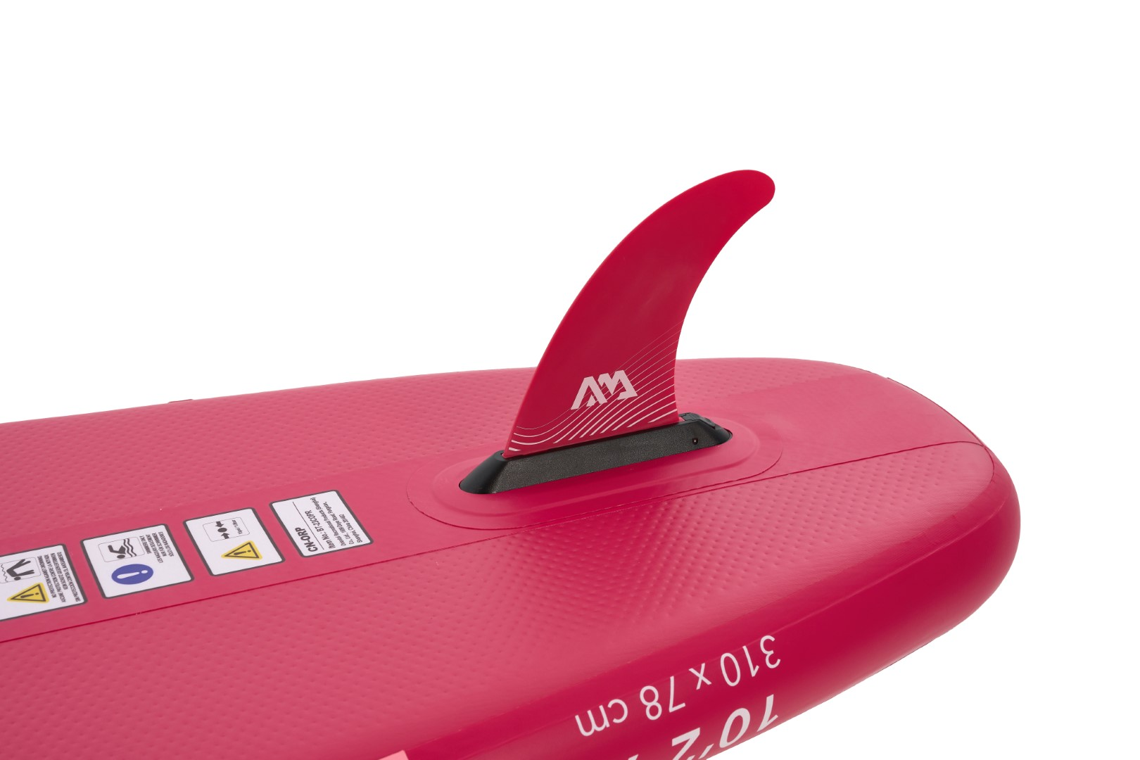 Eine rote Finne auf einem pinkfarbenen Paddleboard. Nahaufnahme auf weißem Hintergrund.