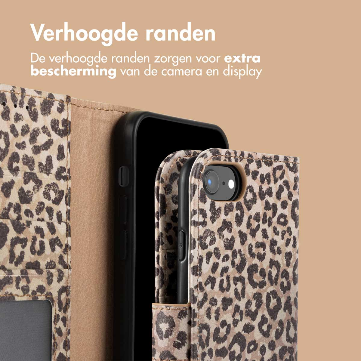 Een telefoonhoesje met een luipaardprint. De hoes is open en toont een telefoon binnenin.