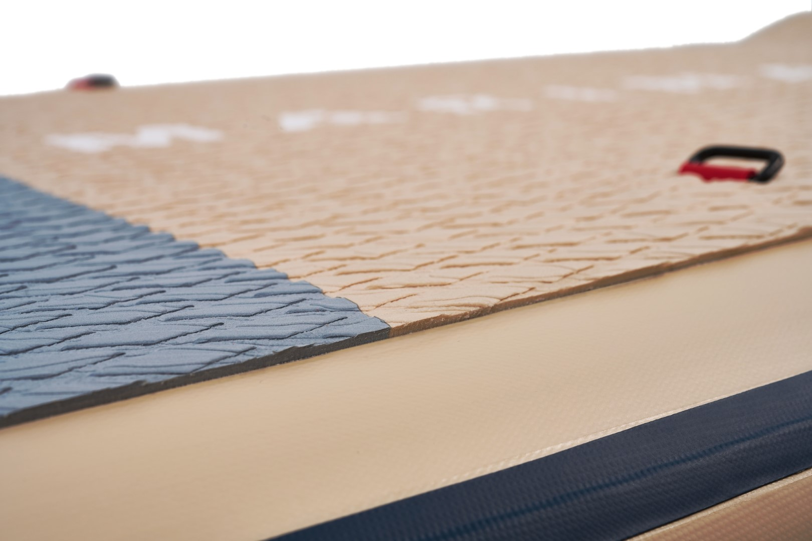 Zbliżenie powierzchni deski do wiosłowania w kolorze beżowym i niebieskim. Widoczne szczegóły tekstury.