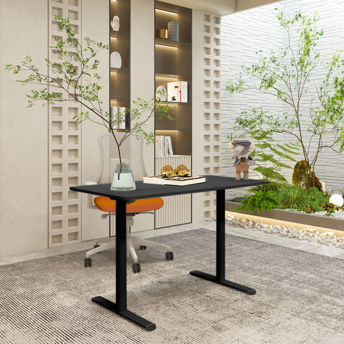 Czarny biurko, krzesło i ogród wewnątrz. Widoczne książki i wazon. Jasne wnętrze.