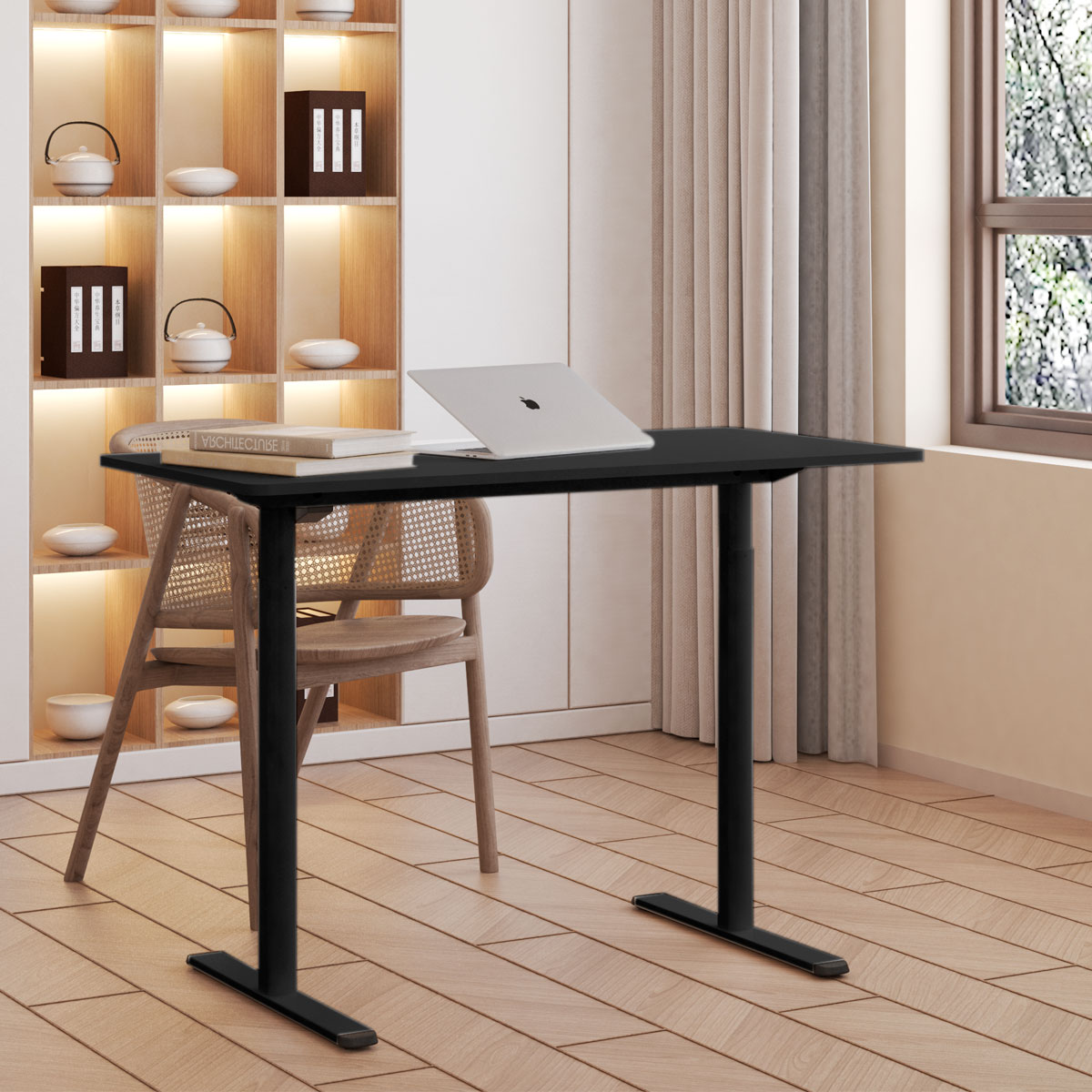 Czarny stół z laptopem, książkami i krzesłem w pokoju z oknem i półkami.