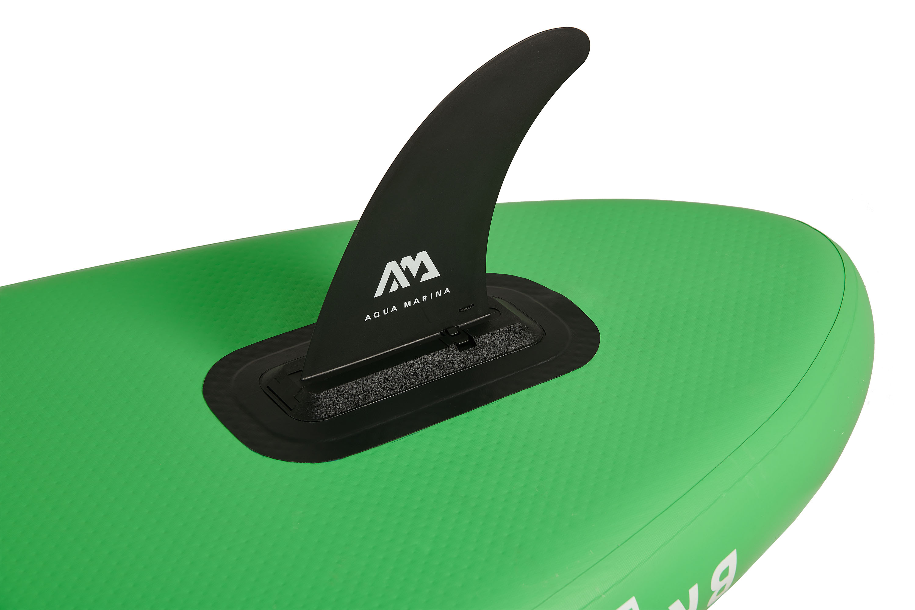 Nahaufnahme eines grünen Paddleboards mit einer schwarzen Finne, auf der Aqua Marina steht.