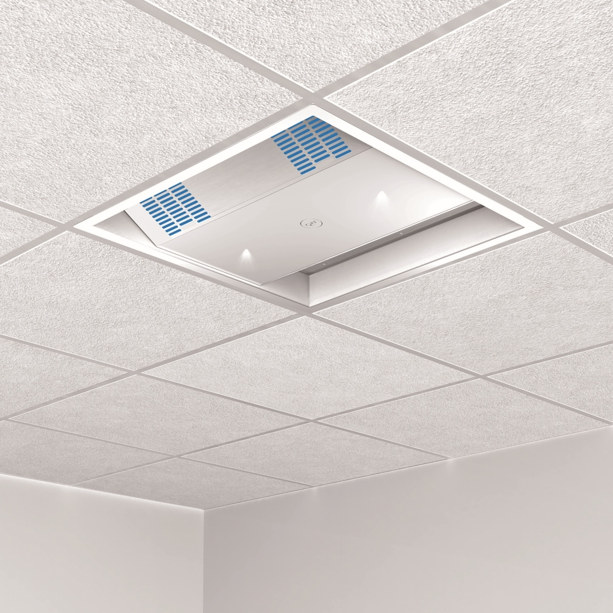 Soffitto bianco con illuminazione a incasso. L'apparecchio a incasso è quadrato con prese d'aria blu.