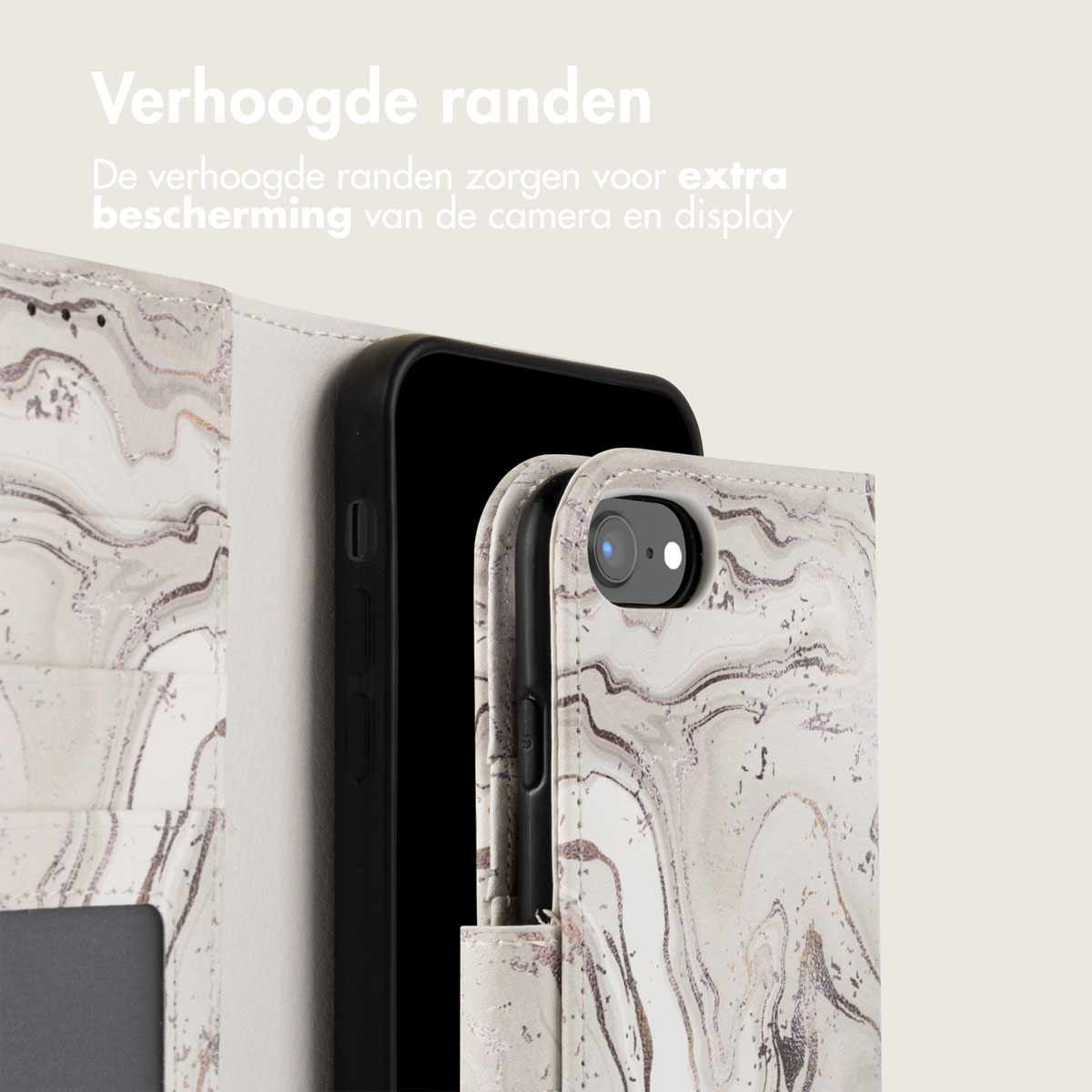 Telefoonhoesje met marmerpatroon. Telefoon zit erin. Tekst: "Verhoogde randen".