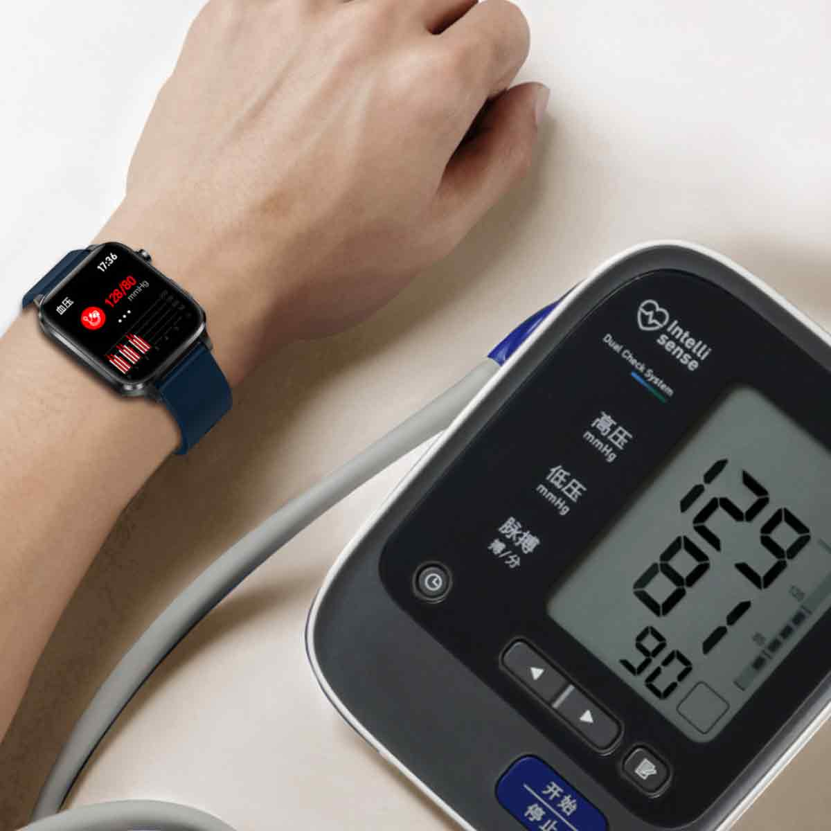 Handgelenk mit Smartwatch, 120/80 mmHg. Blutdruckmessgerät zeigt 129/81/90 an.