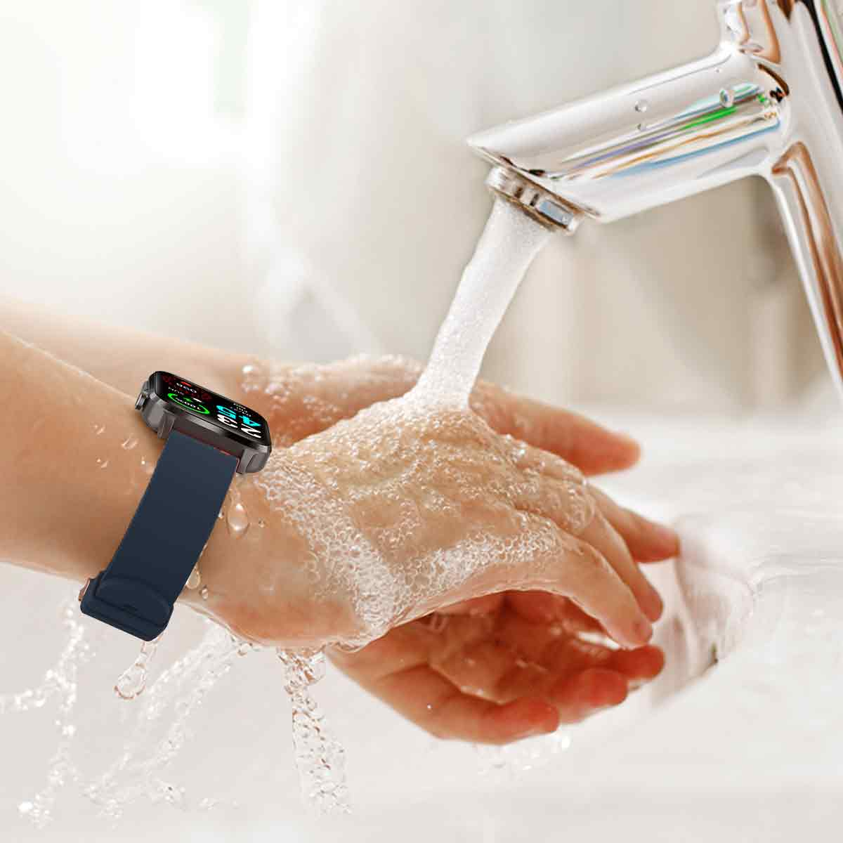 Person wäscht Hände mit Smartwatch am Handgelenk unter fließendem Wasser.