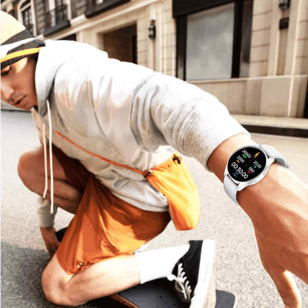 Mann auf Skateboard mit Uhr. Uhr zeigt Zeit. Straßenhintergrund.