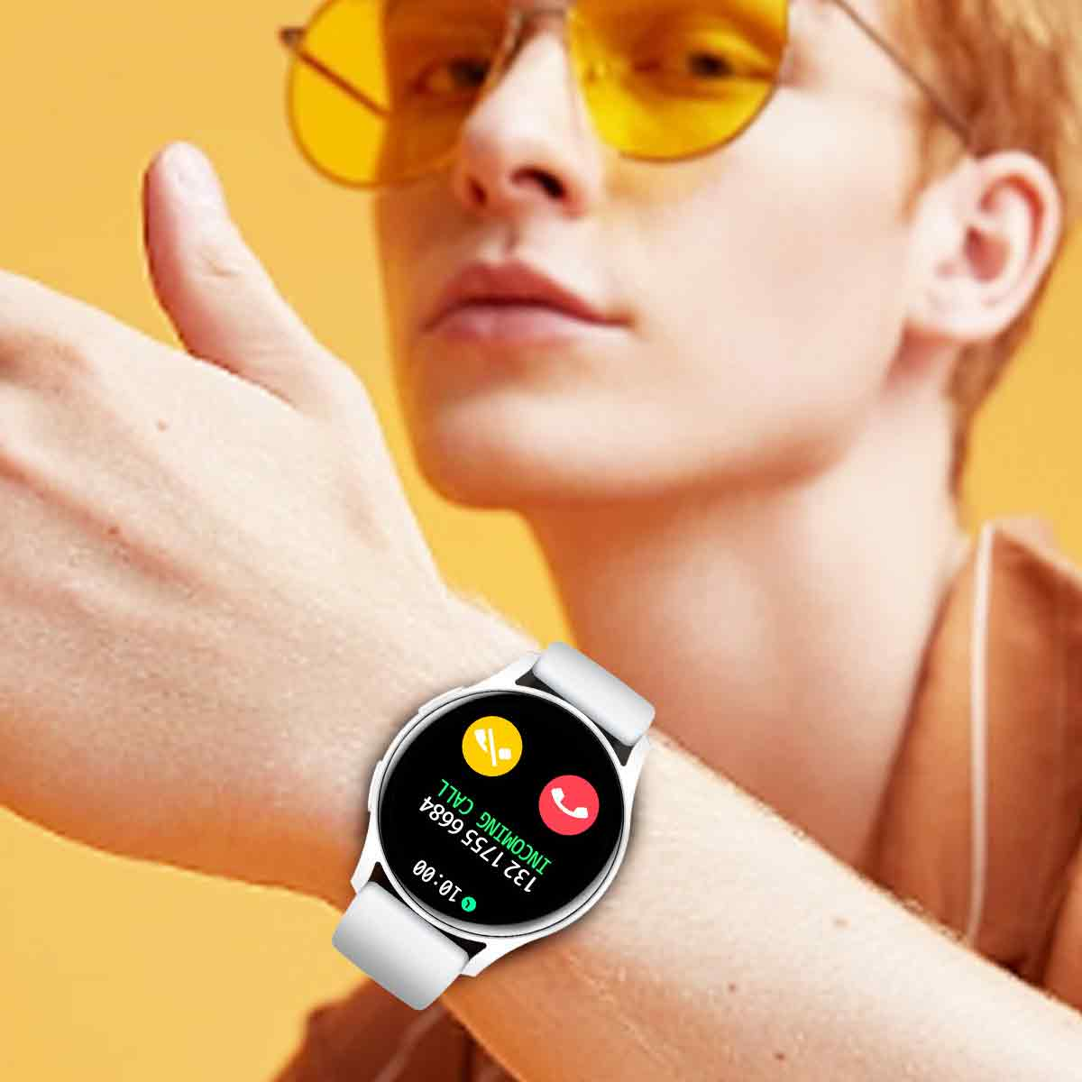 Mann mit Smartwatch am Handgelenk, mit Anrufbenachrichtigung.