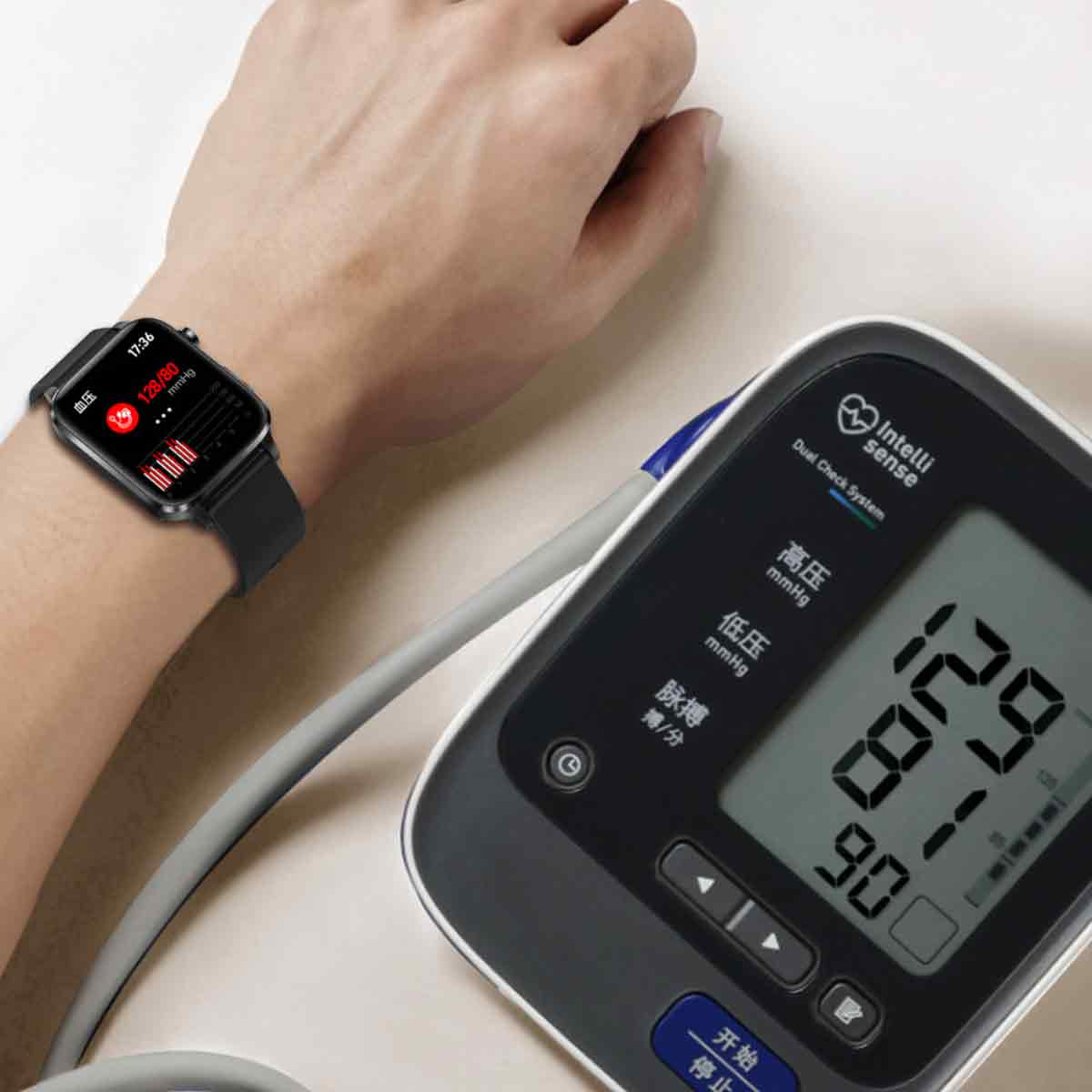 Handgelenk einer Person mit Smartwatch, die Zeit und Herzfrequenz anzeigt, in der Nähe eines Blutdruckmessgeräts.