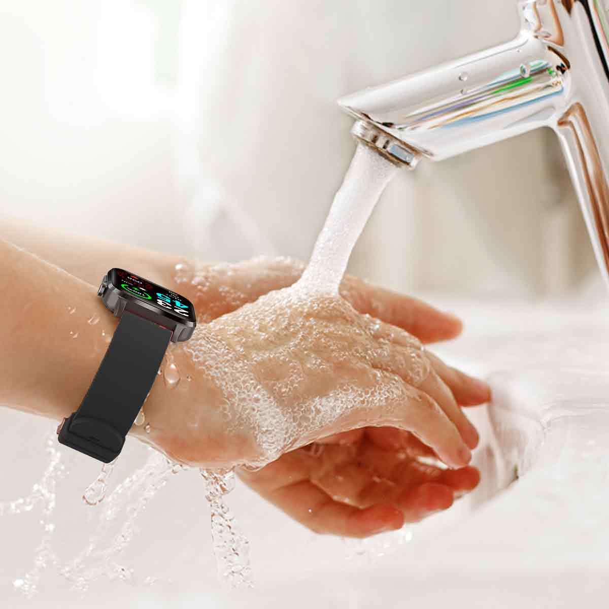 Eine Person wäscht sich die Hände mit einer Smartwatch am Handgelenk unter fließendem Wasser.