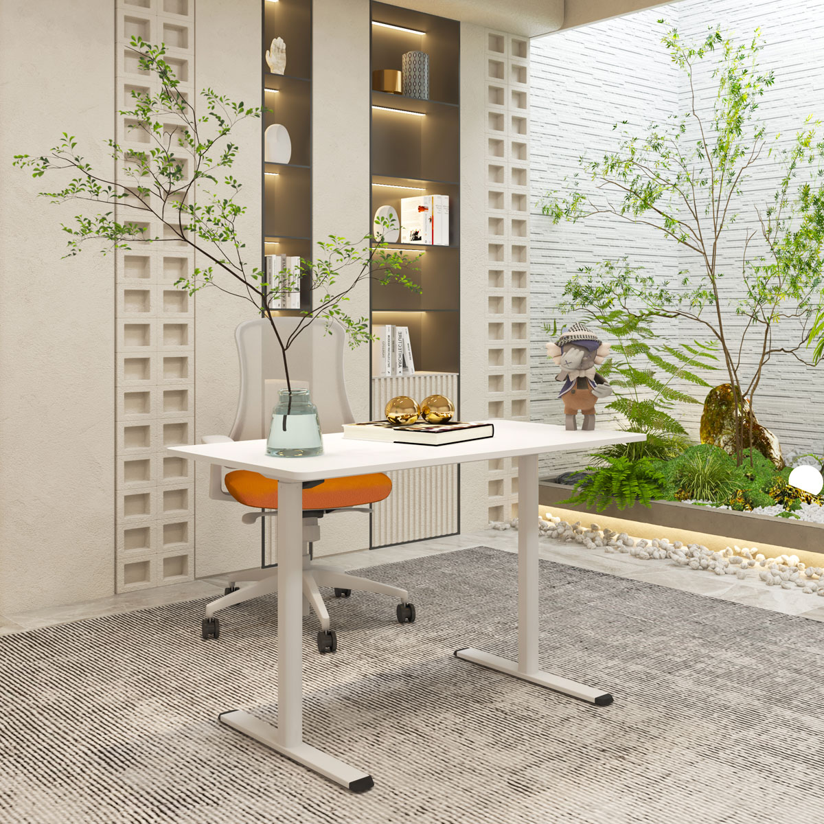 Biuro z białym biurkiem, pomarańczowym krzesłem, roślinami i regałem.