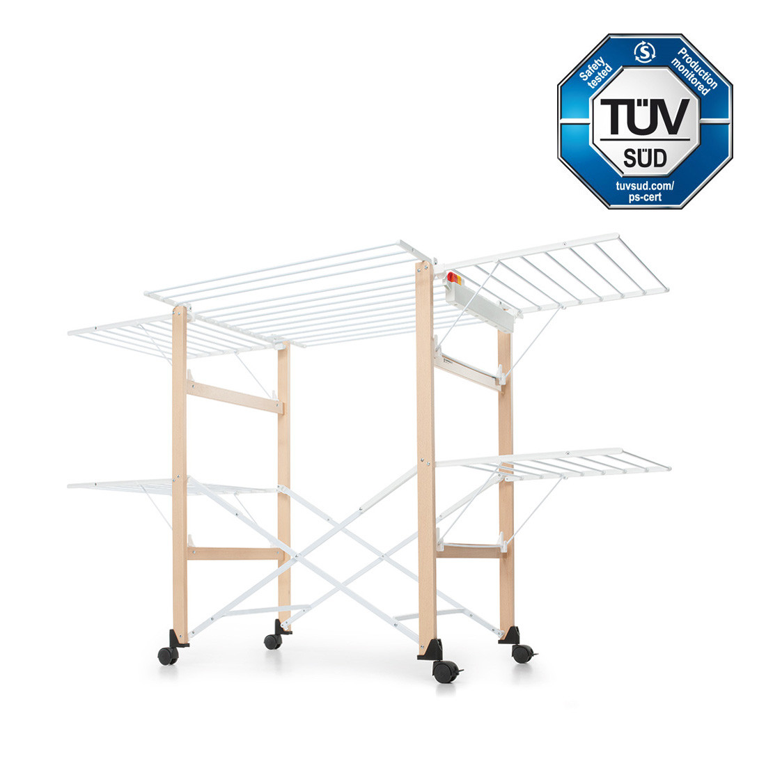 Stendibiancheria bianco e in legno con vestiti sopra. Sfondo bianco.