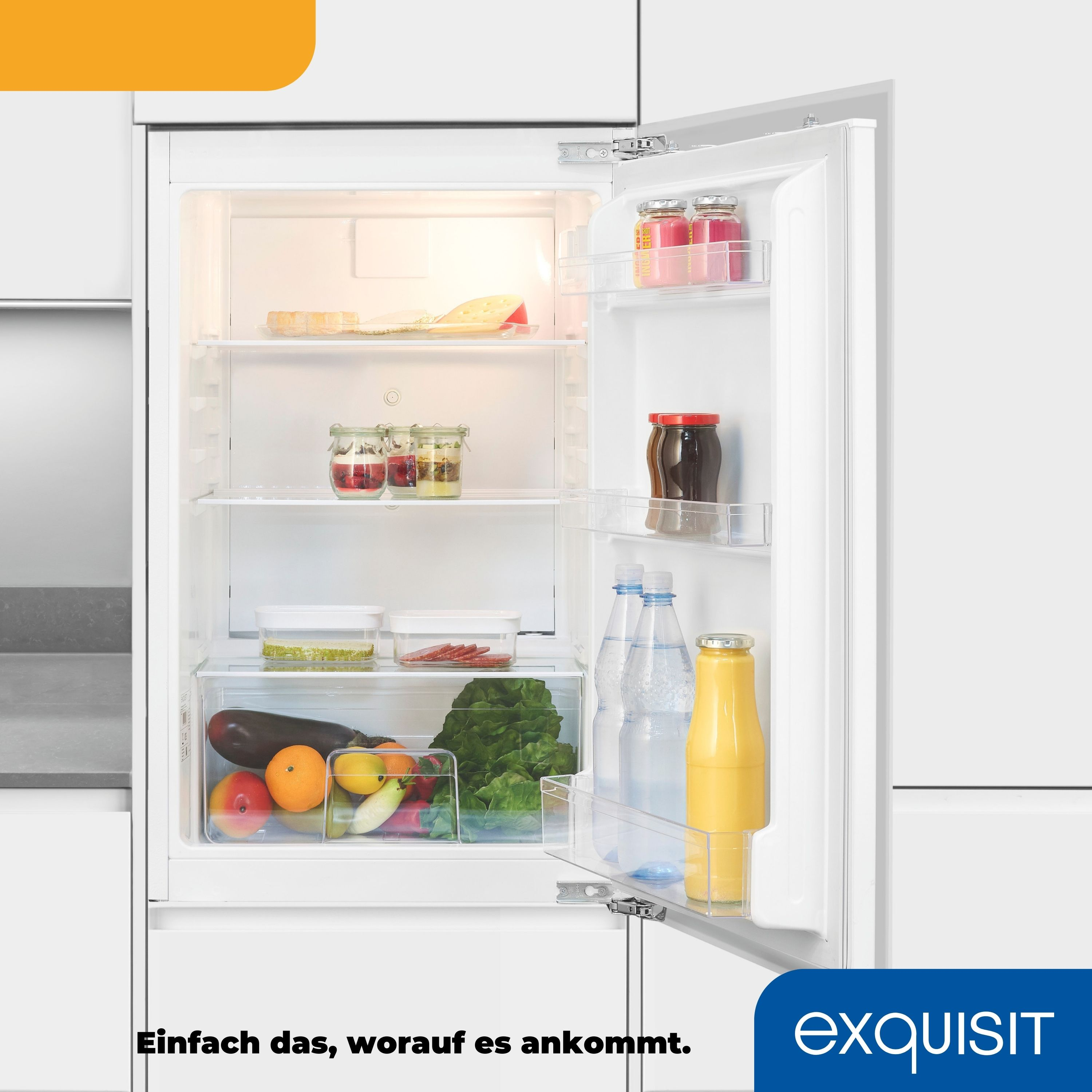 Kühlschrank mit offener Tür, zeigt Lebensmittel und Getränke im Inneren.
