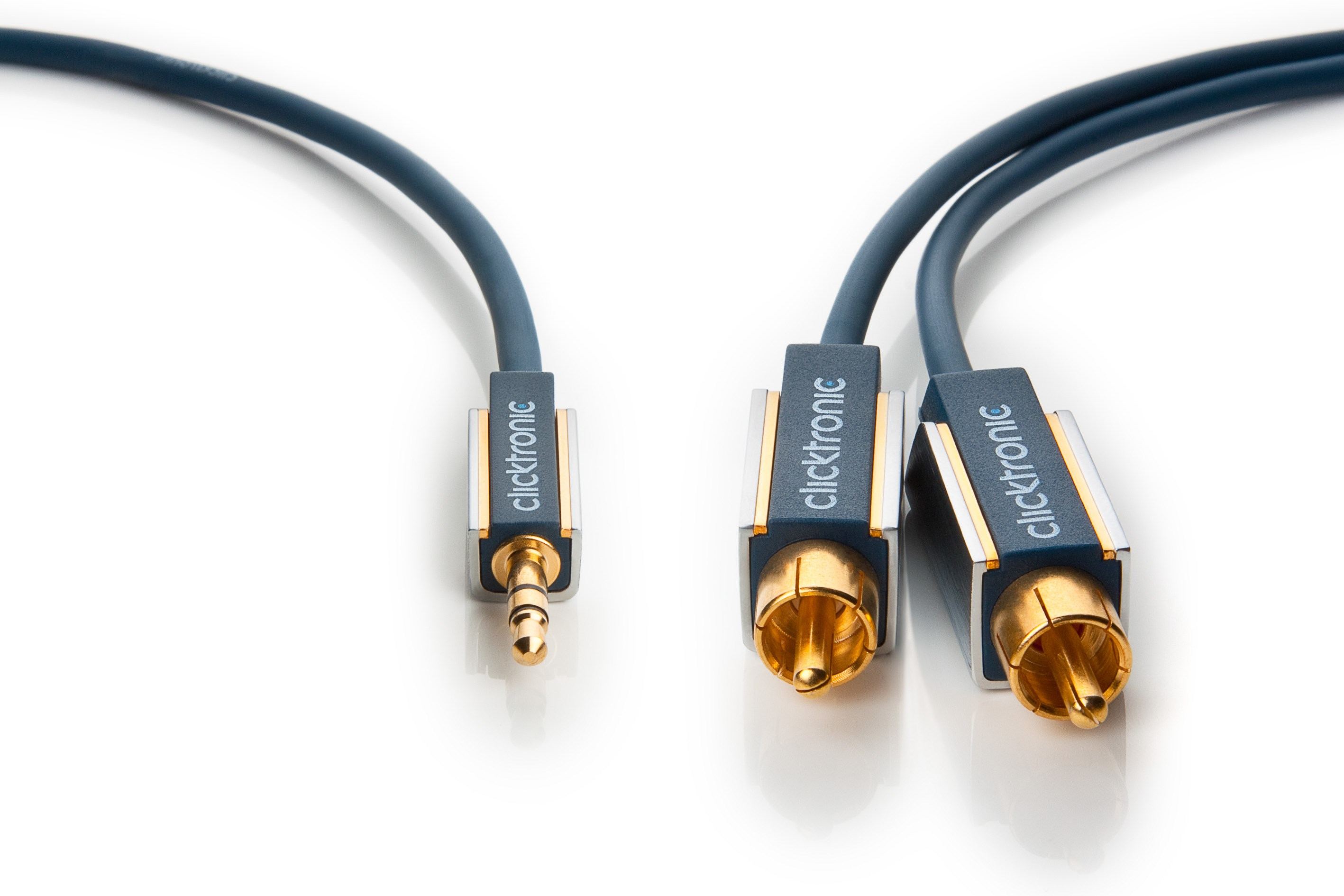 Zwei Audiokabel, eines mit 3,5-mm-Klinke, das andere mit Cinch-Anschlüssen.