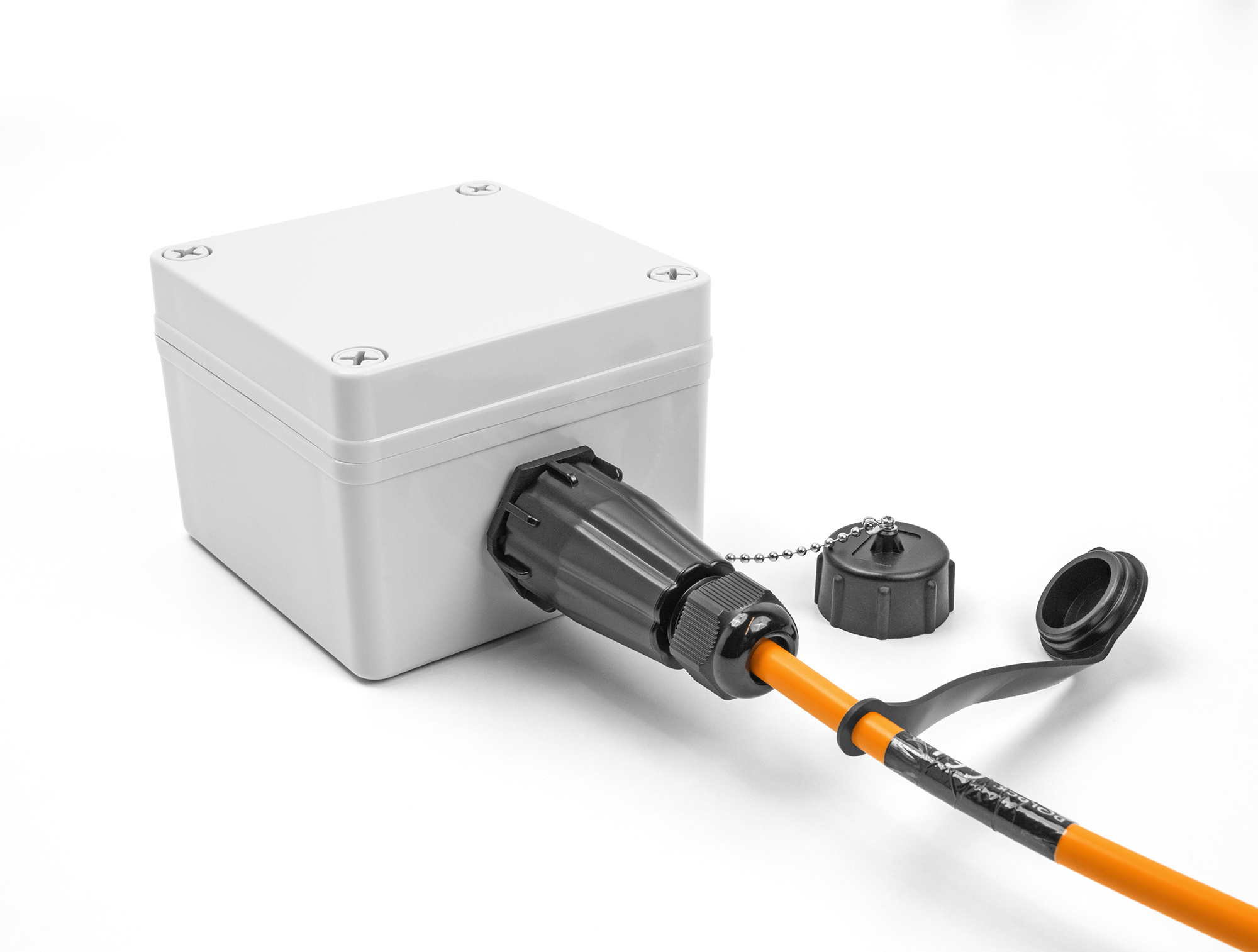 Caja rectangular blanca con un cable negro enchufado y un cable naranja.