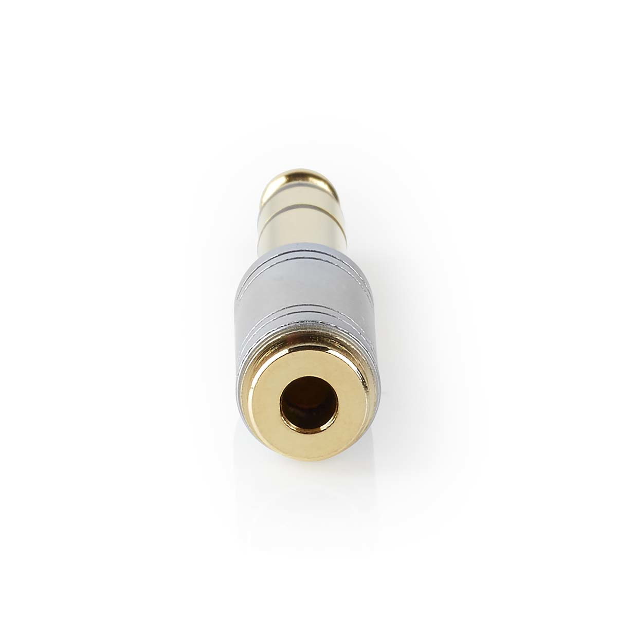 Un adattatore jack audio da 3,5 mm oro e argento su sfondo bianco.