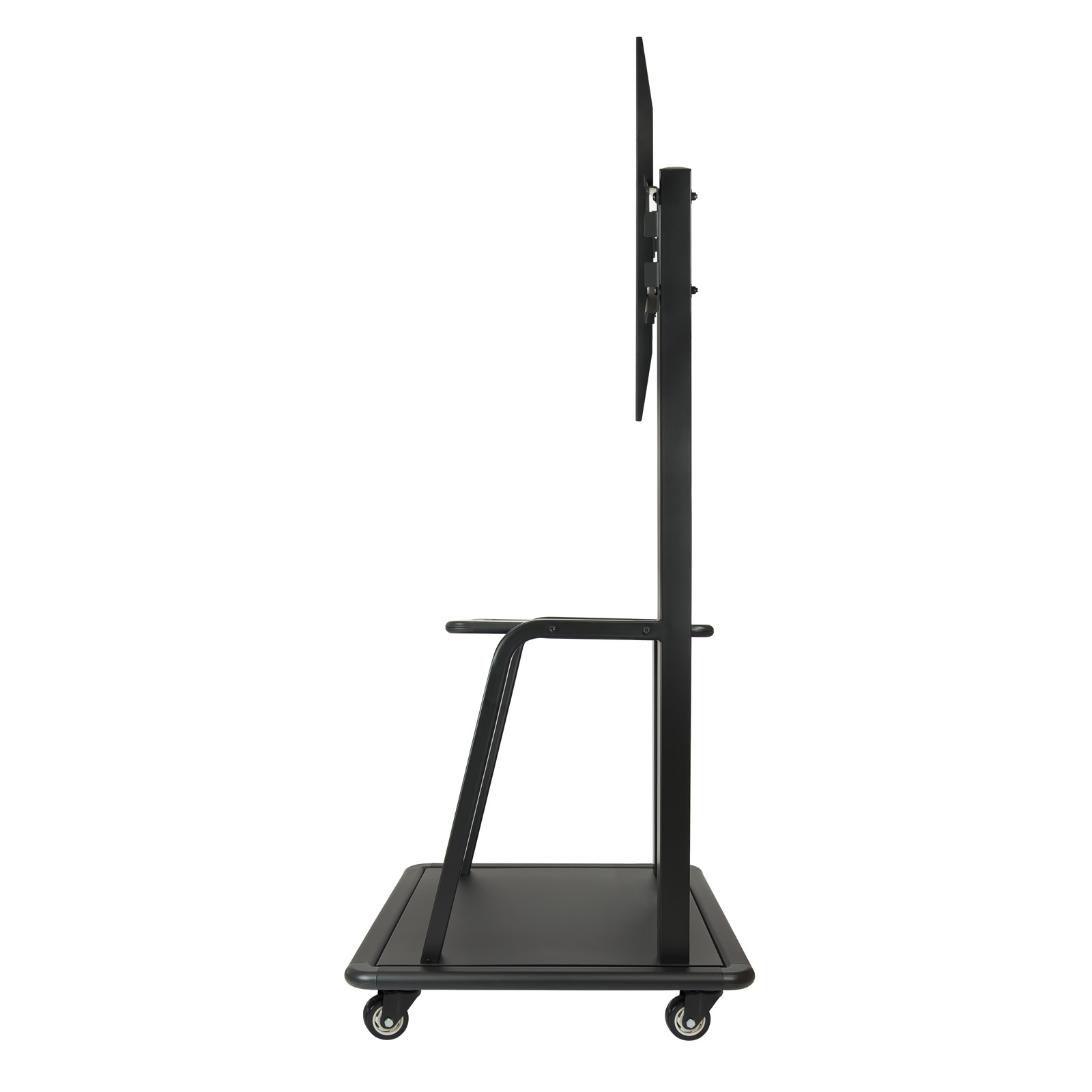 Un soporte de TV negro con ruedas, un monitor y una estantería. El soporte está sobre una superficie blanca.
