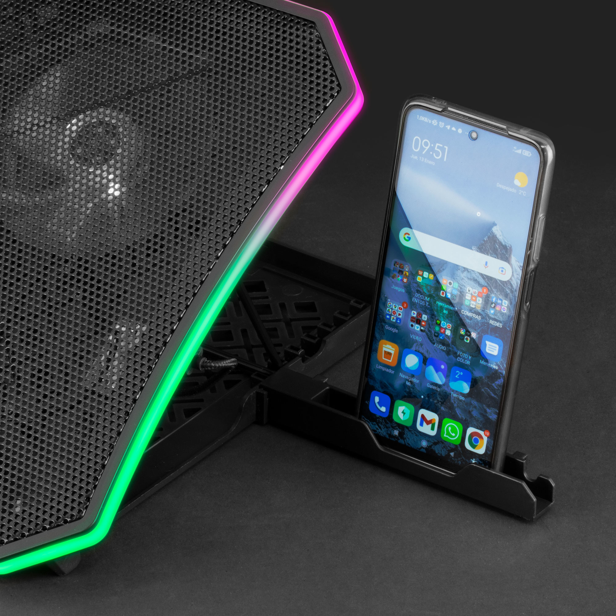 Un teléfono en un soporte para teléfono con luz, un fondo negro.