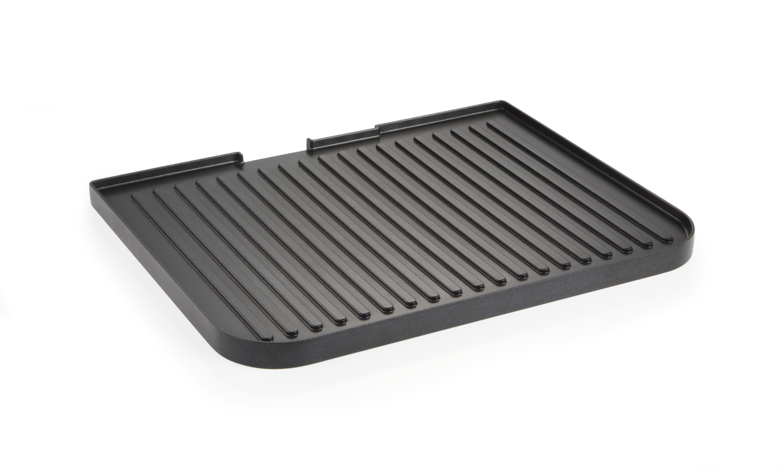 Schwarze Grillpfanne mit geriffelter Oberfläche auf Weiß. Seitenansicht zeigt die abgerundeten Kanten und Grifflöcher.