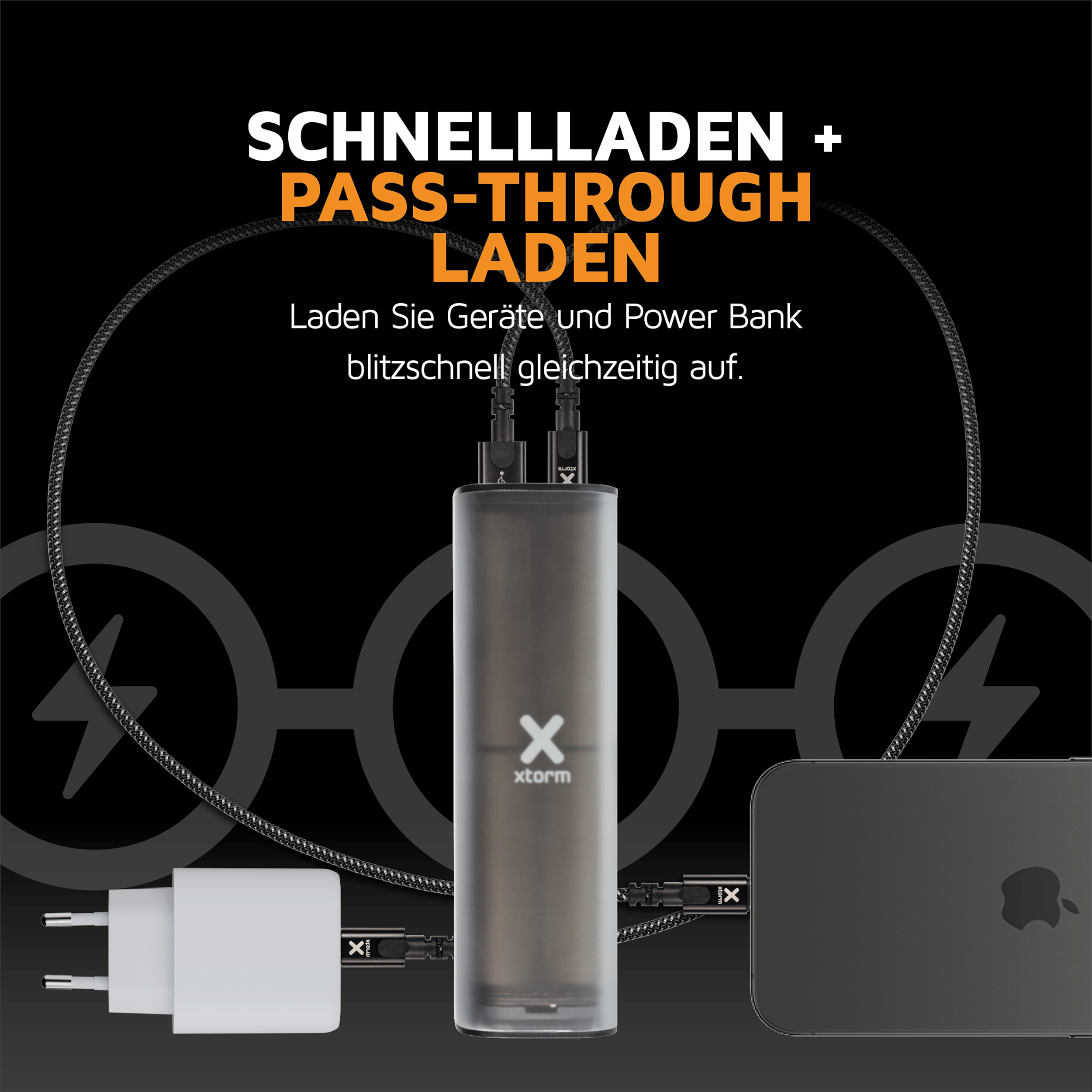 Schwarze Powerbank, weißes Ladegerät und schwarzes Telefon, alle laden mit Kabeln.
