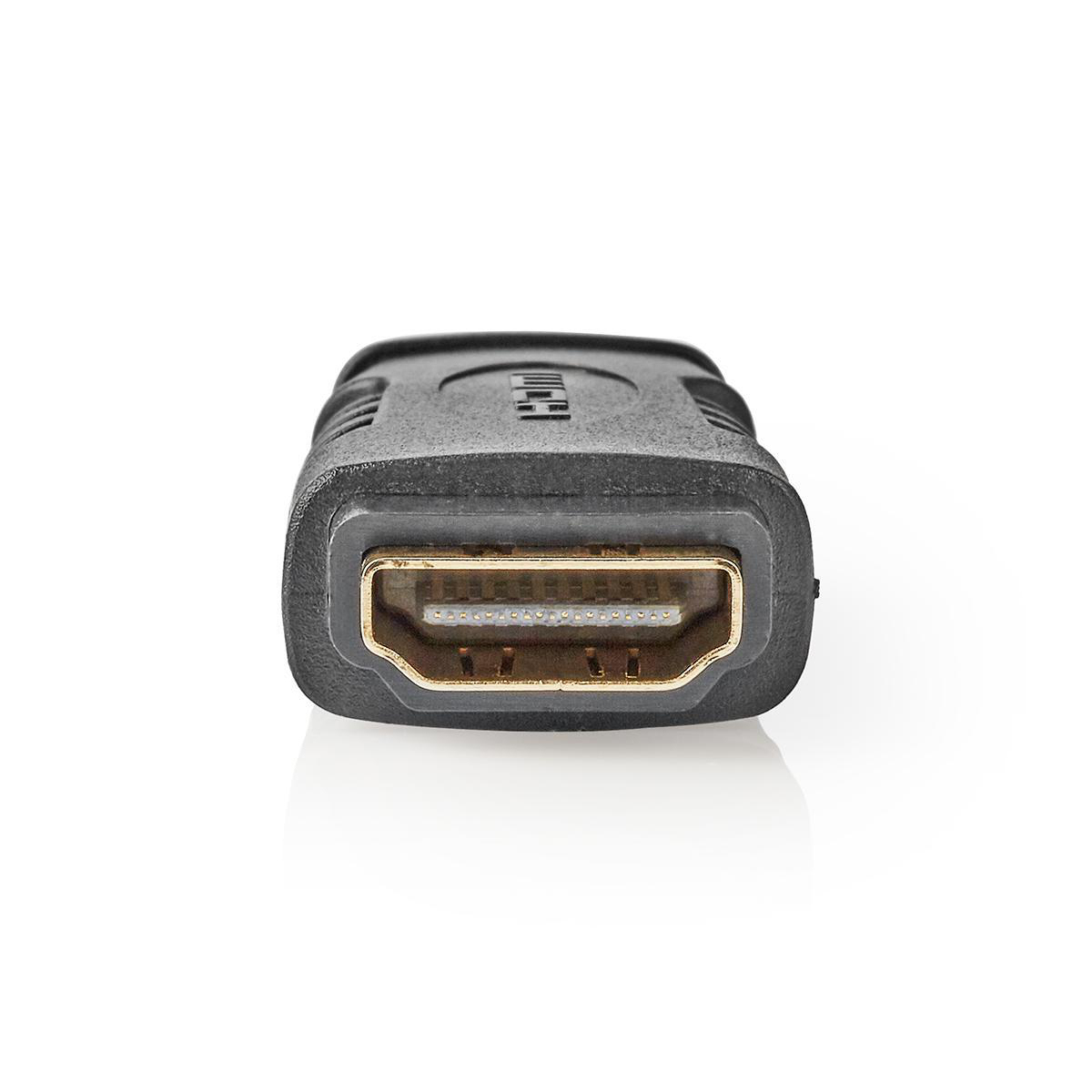 HDMI-Anschluss, schwarz, mit goldfarbenem Innenraum. Weißer Hintergrund. Nahaufnahme.