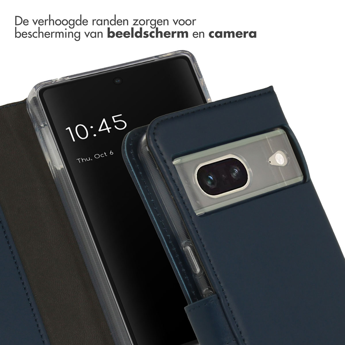 Een telefoon in een hoesje met het scherm dat de tijd weergeeft, met een marineblauwe cover.