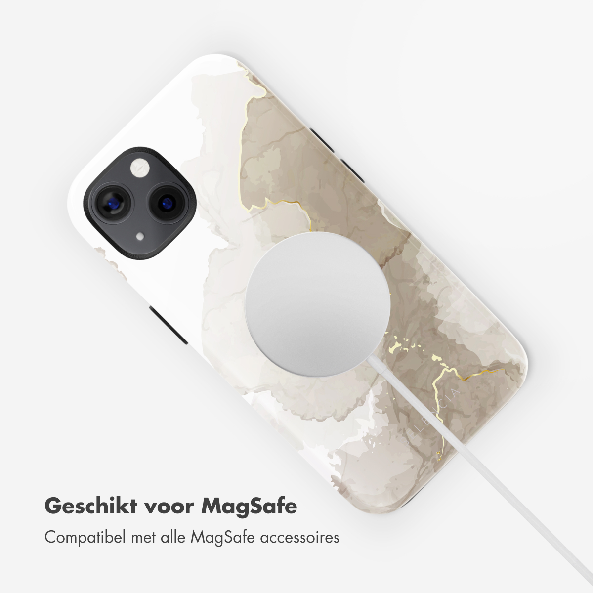 Coque de téléphone blanche avec un motif marbré, compatible avec MagSafe. Un chargeur blanc est attaché.
