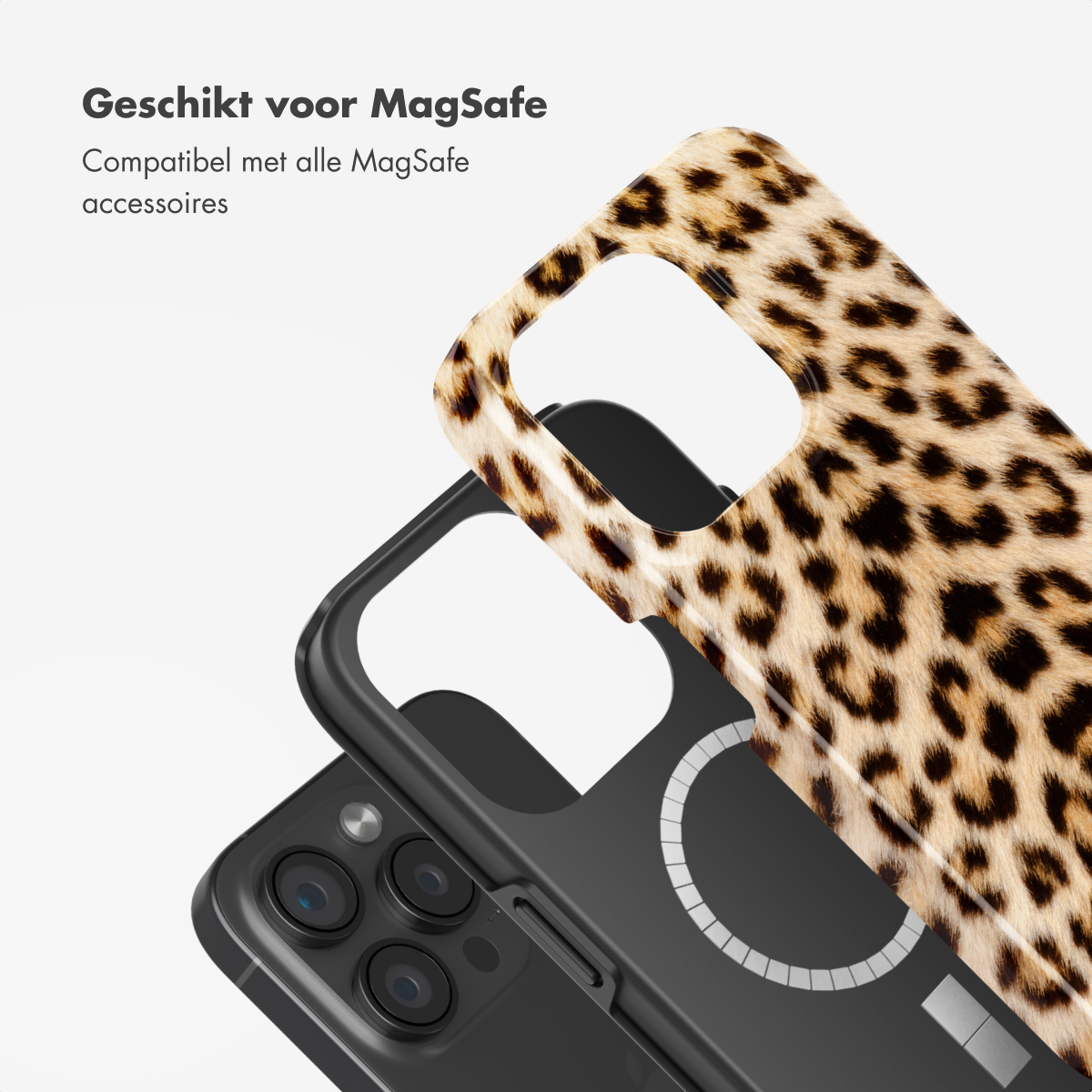 Une coque de téléphone avec un motif léopard, montrée avec un téléphone. La coque est compatible avec MagSafe.