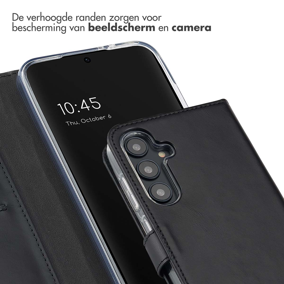 Een telefoonscherm met de tijd, en een zwarte telefoonhoes met een leerachtige textuur.