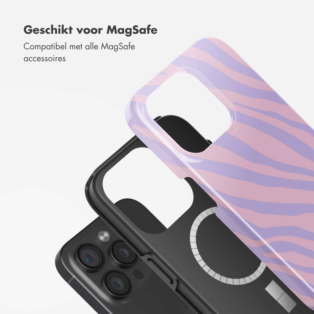 Custodia del telefono sopra un telefono. Motivo a strisce rosa e viola. Telefono nero. Sfondo bianco.