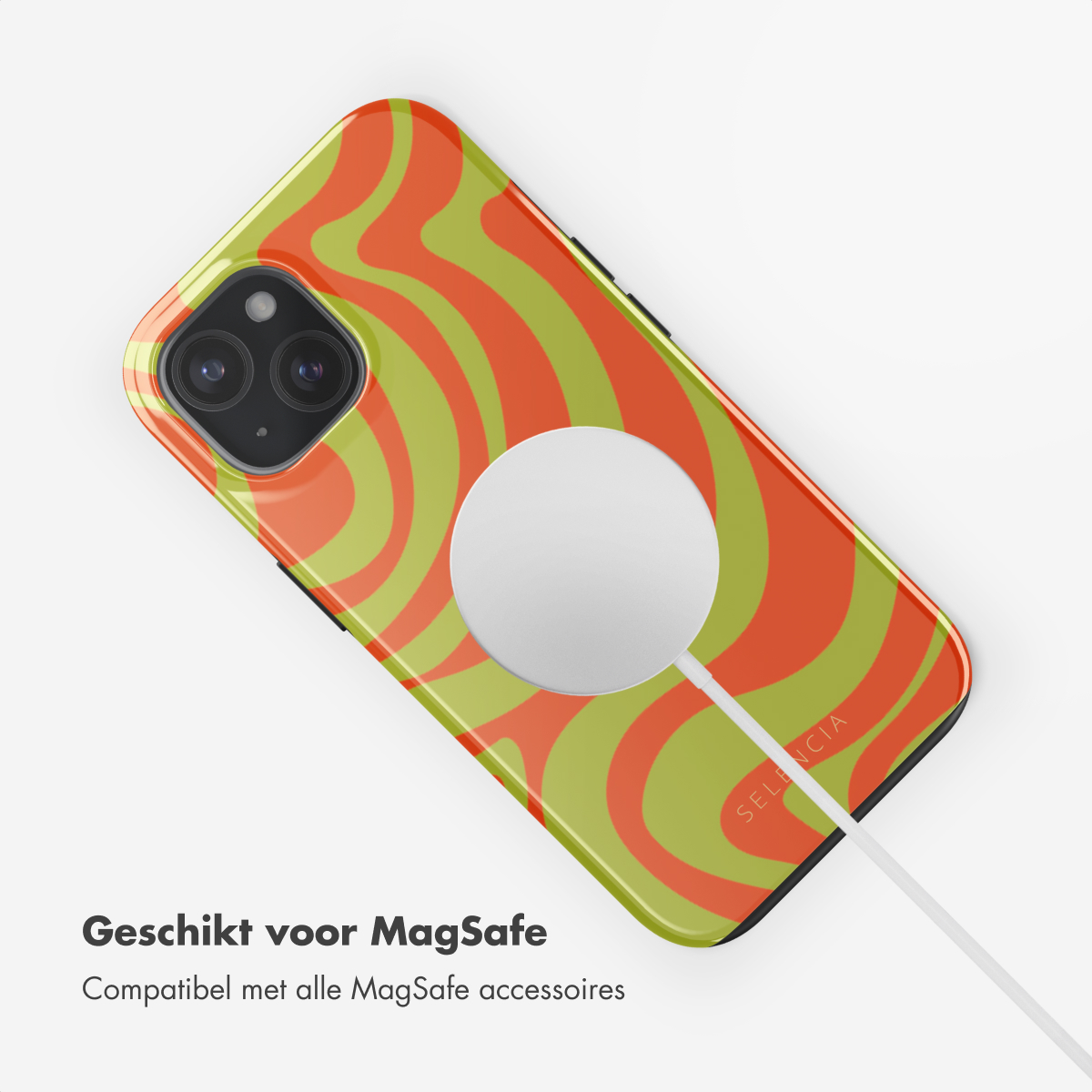 Telefoonhoesje met een groen en oranje wervelontwerp. Een witte oplaadpad is bevestigd.