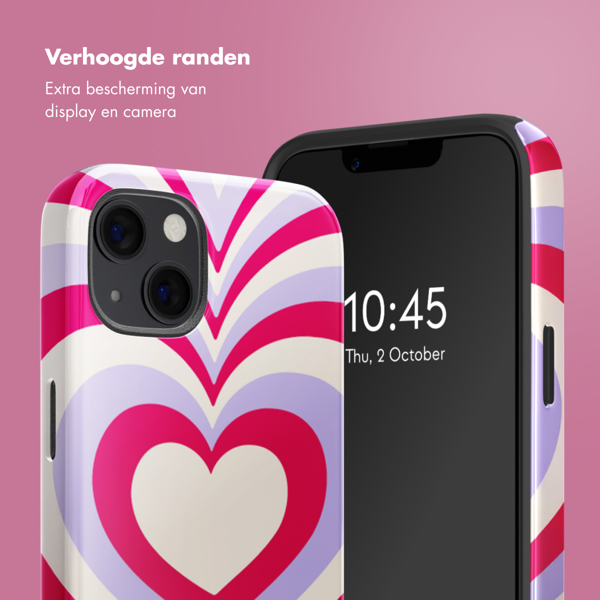 Un téléphone avec une coque à motifs de cœur affichant la date et l'heure. Fond rose.