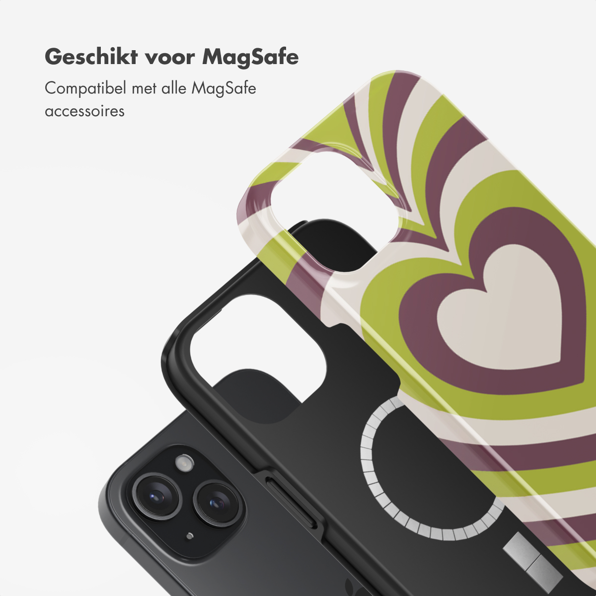 Een telefoonhoesje met een hartontwerp, bovenop een telefoon en een zwarte hoes.