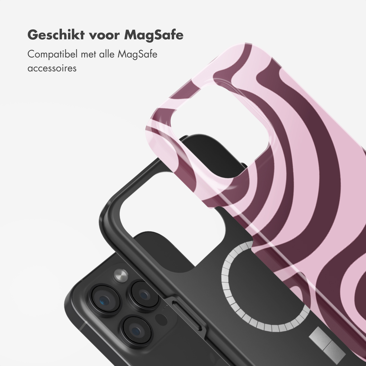 Coque de téléphone étant placée sur un téléphone. La coque a un motif rose et violet.