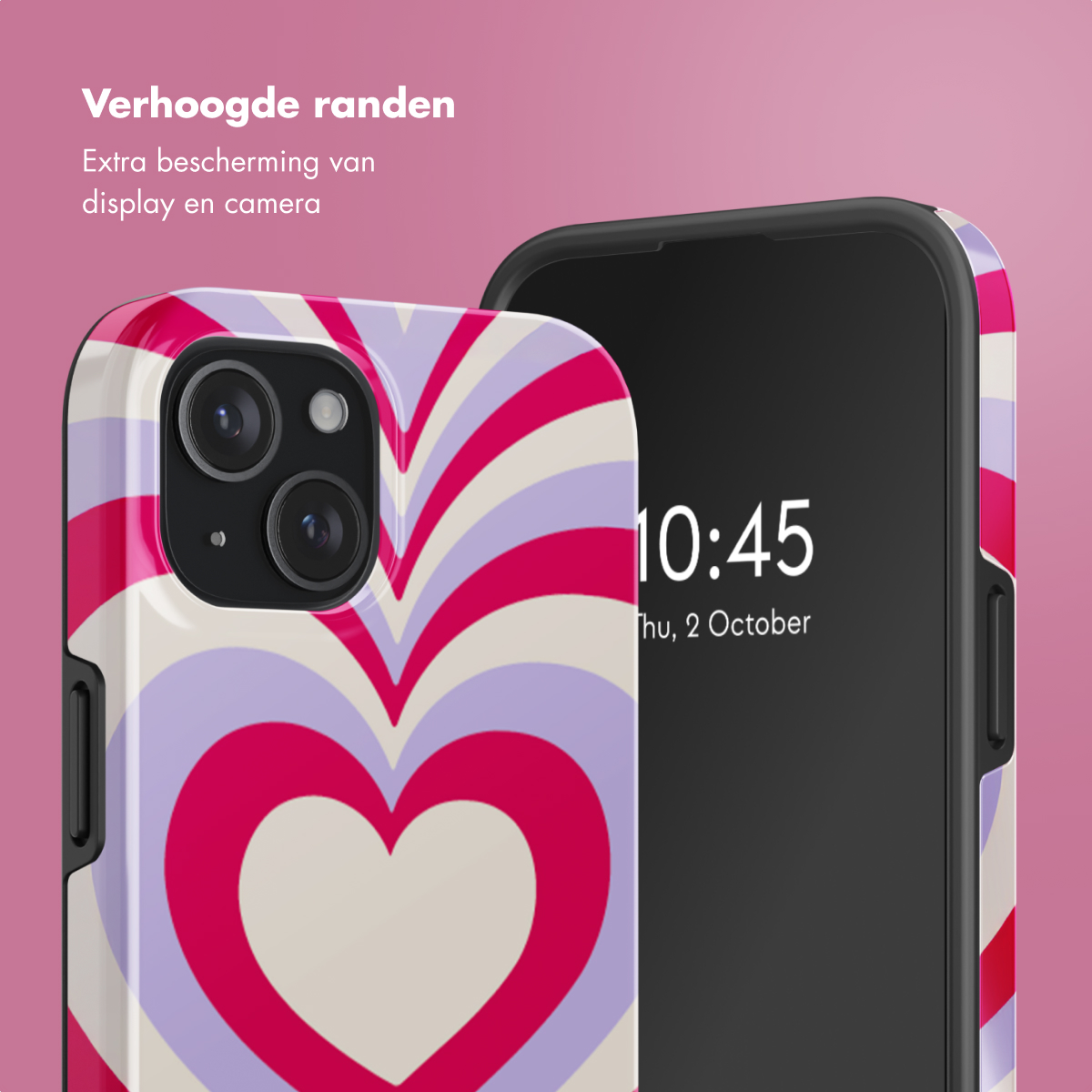 Telefoonhoesje met hartdesign. Het hoesje zit op een telefoon. Roze achtergrond.