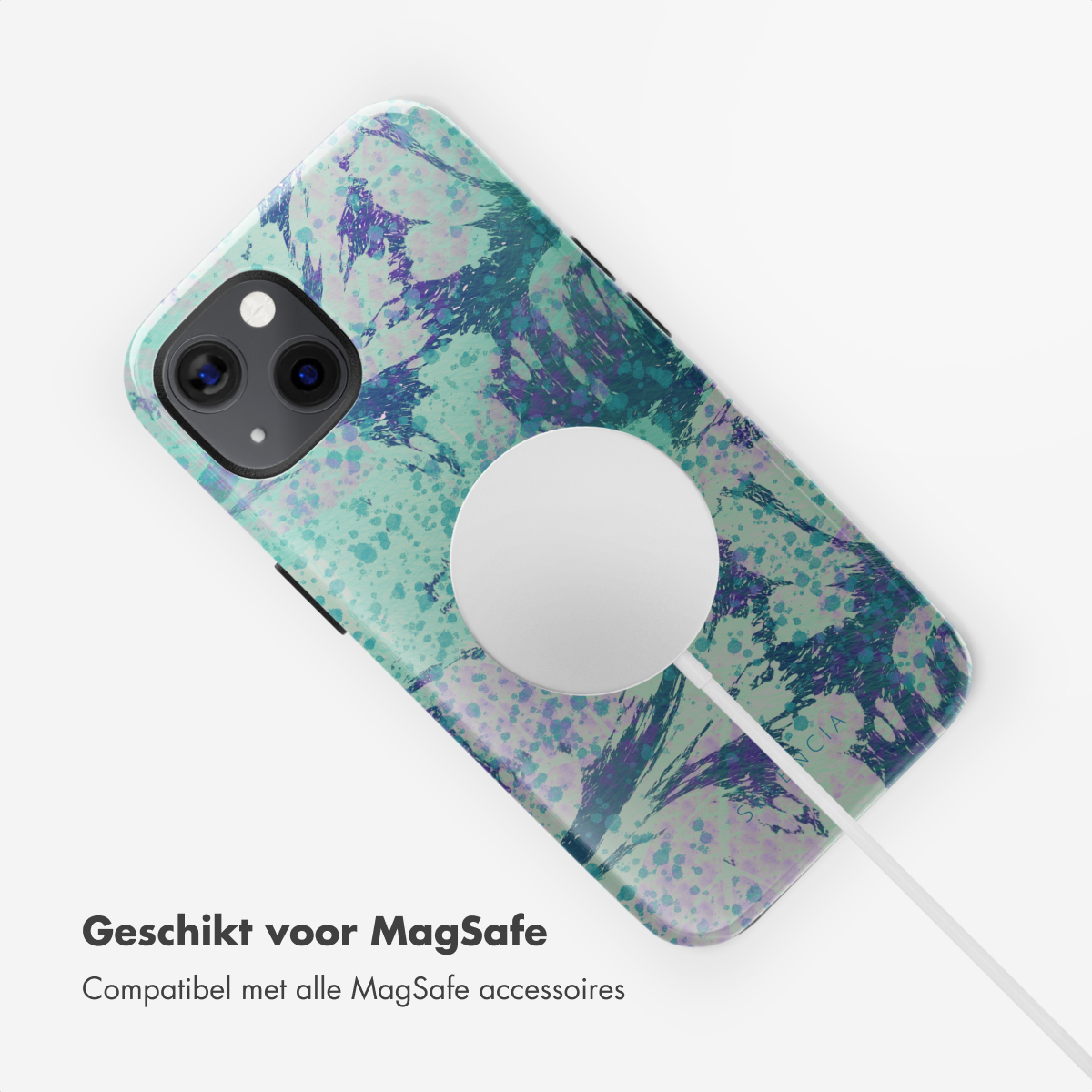 Coque de téléphone avec design marbré, chargeur blanc attaché, fond blanc.
