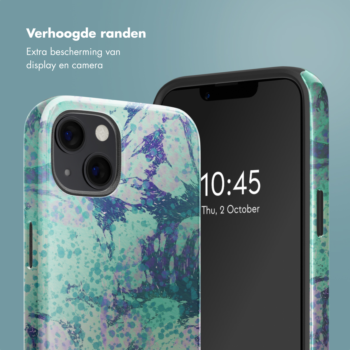 Coque de téléphone avec bords surélevés. La coque a un design marbré avec des nuances de bleu et de violet et un téléphone noir.