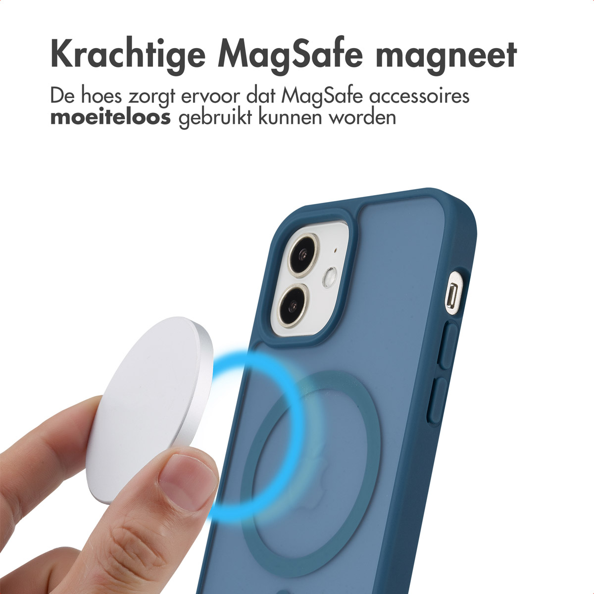 Een hand houdt een witte cirkelvormige MagSafe-oplader naast een blauwe telefoonhoes met een cirkel.