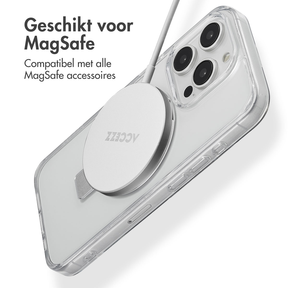 Coque transparente sur iPhone avec chargeur blanc. Fond blanc.