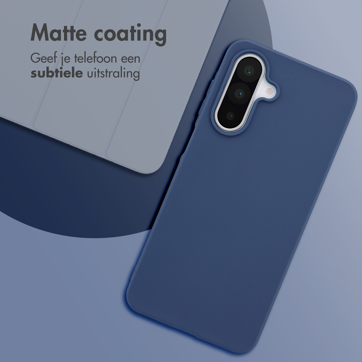 Blauwe telefoonhoes op blauw oppervlak met grijze telefoon erop. Matte coating.