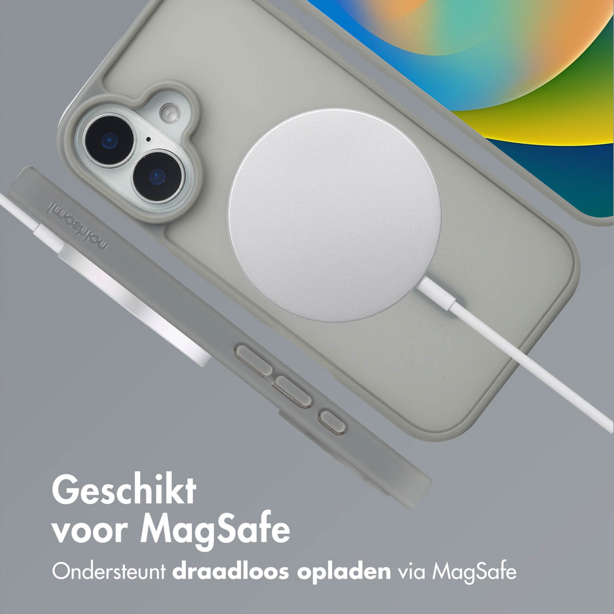 Grijs telefoonhoesje met MagSafe, draadloos opladen met een witte oplader.
