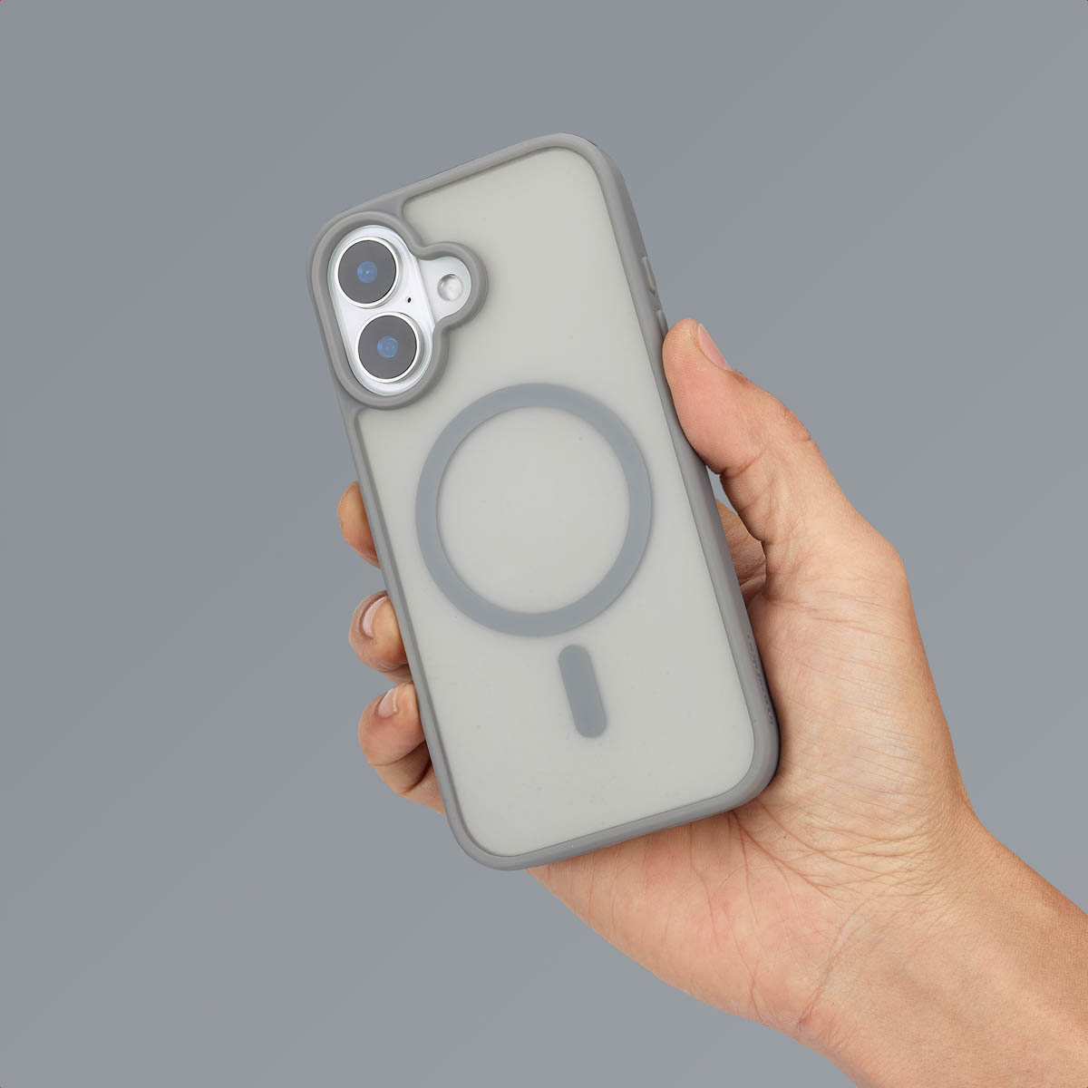 Een hand die een grijze telefoonhoes vasthoudt met een cirkelvormige magnetische ring.