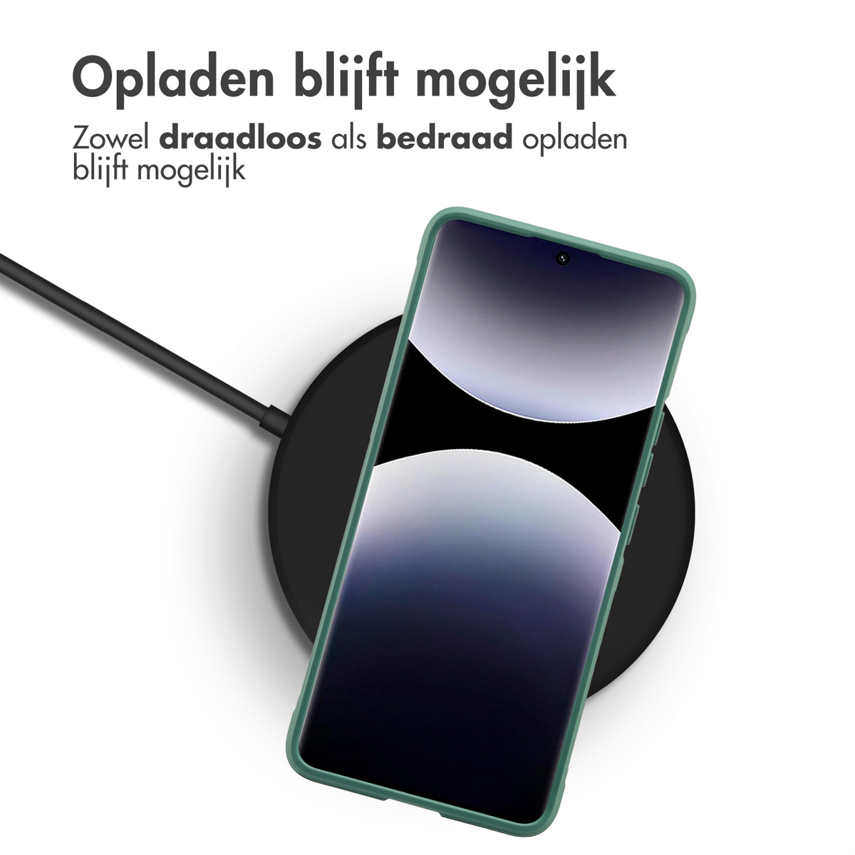 Een telefoon in een groene hoes laadt draadloos op een zwart pad op. Tekst bovenaan.
